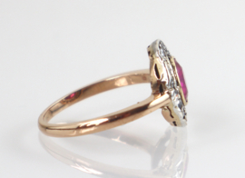 Antieke roségouden ring met robijn en diamantjes
