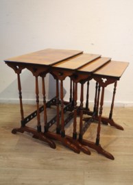 Antiek mimisetje/Quartetto tafels, 19e eeuw.