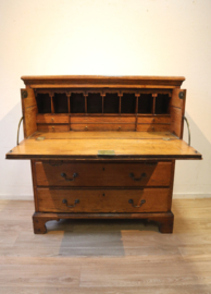 Antieke Engelse commode met schrijfcompartiment