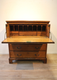 Antieke Engelse commode met schrijfcompartiment