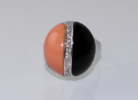 Art Deco ring met onyx, koraal en diamant