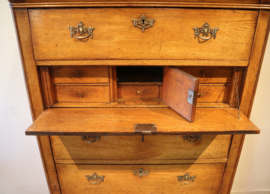 Antieke chiffonière met bureaugedeelte