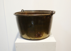 Antieke koperen bak, aker