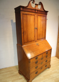 Antiek secretaire met boekenopstand, 18e eeuw.