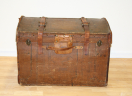 Antieke reiskoffer met lederen riemen Perry & Co