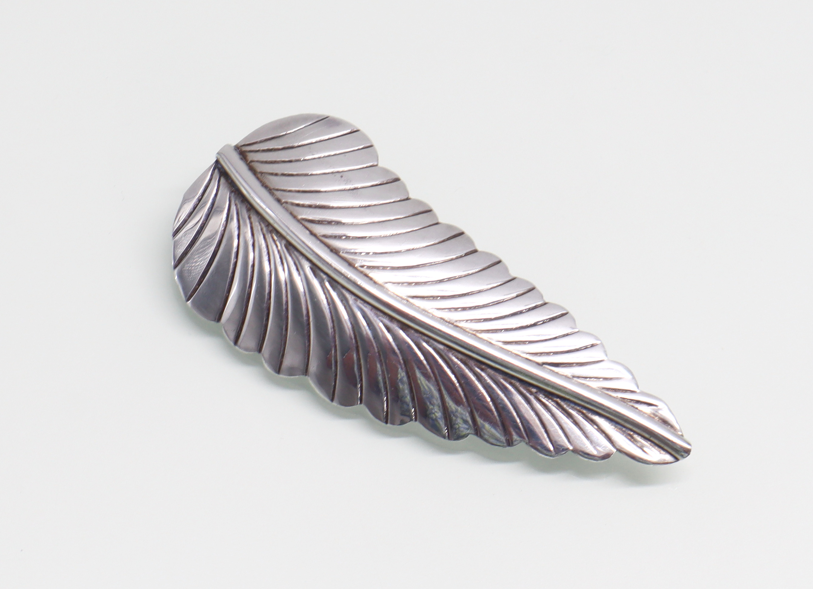 Zilveren hanger broche veer