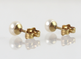Oorknoppen 18 karaat goud met bouton parel
