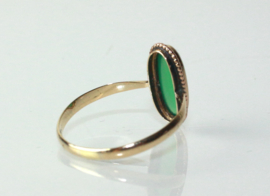 Antieke gouden ring met cabuchon geslepen groene edelsteen