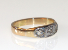 Antieke gouden ring met oudslijpsel diamant en roosdiamanten.