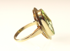 Bijzondere vintage gouden ring met annagroen-glas