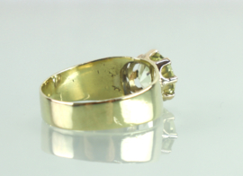 Gouden ring met grote groene saffier