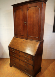 Antieke secretaire met boekenopstand, 18e eeuw.