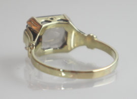 Antieke ring met van kleur veranderende rookkwarts