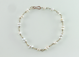 Gouden armbandje gekettelde parels