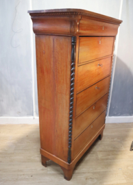 Antieke chiffonière met bureaugedeelte