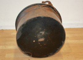 Antieke koperen ketel / houtbak