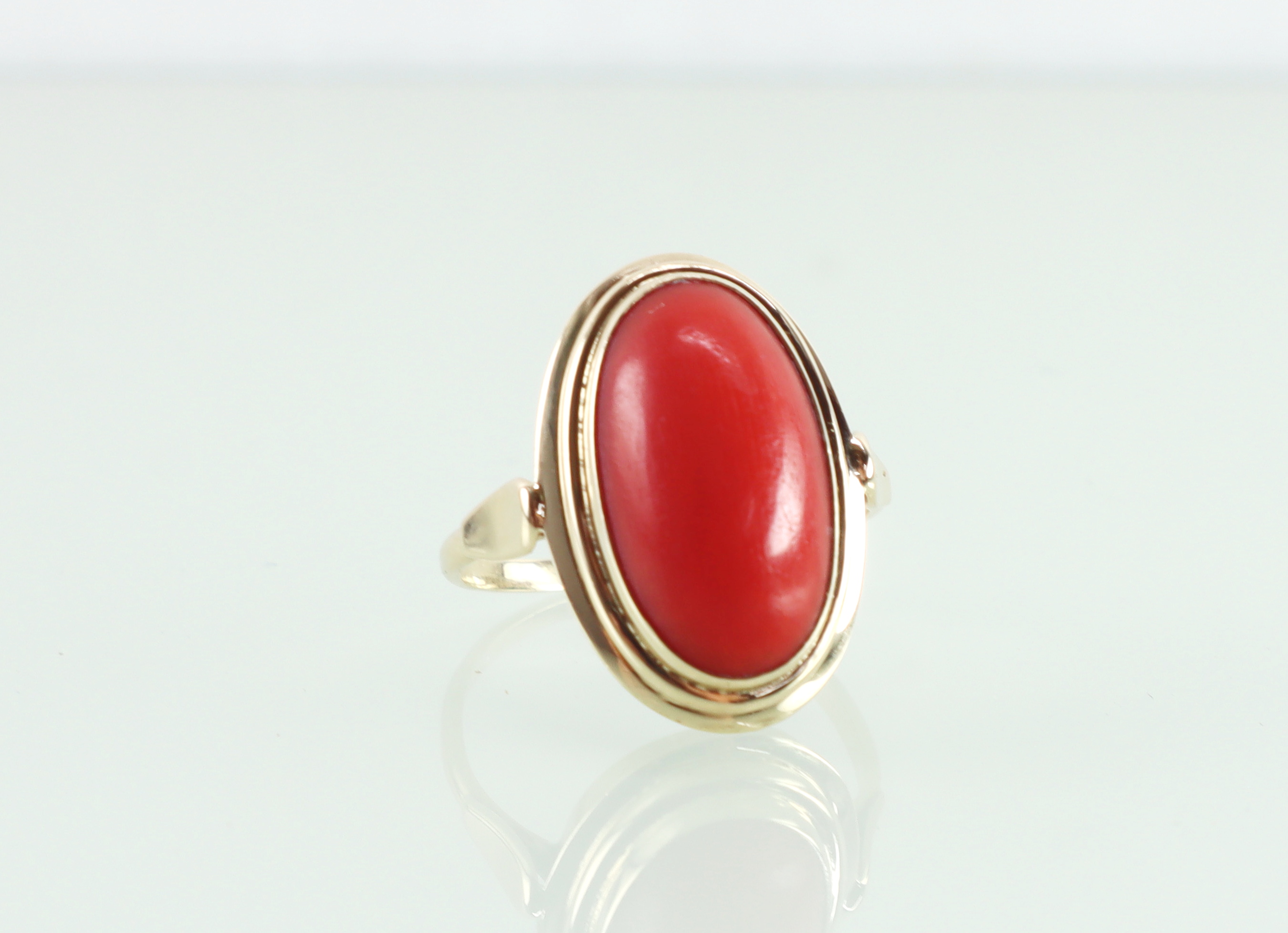 Vintage gouden ring met bloedkoraal
