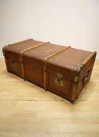 Antieke hutkoffer met houten banden