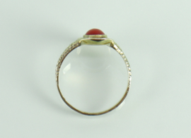Vintage gouden ring met bloedkoraal