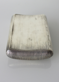Antieke zilveren tabaksdoos met ribbeldecor, 1829