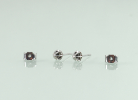 Witgouden oorknoppen met diamant