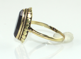 Vintage gouden ring met paarse saffier of spinel, jaren ‘70/’80.