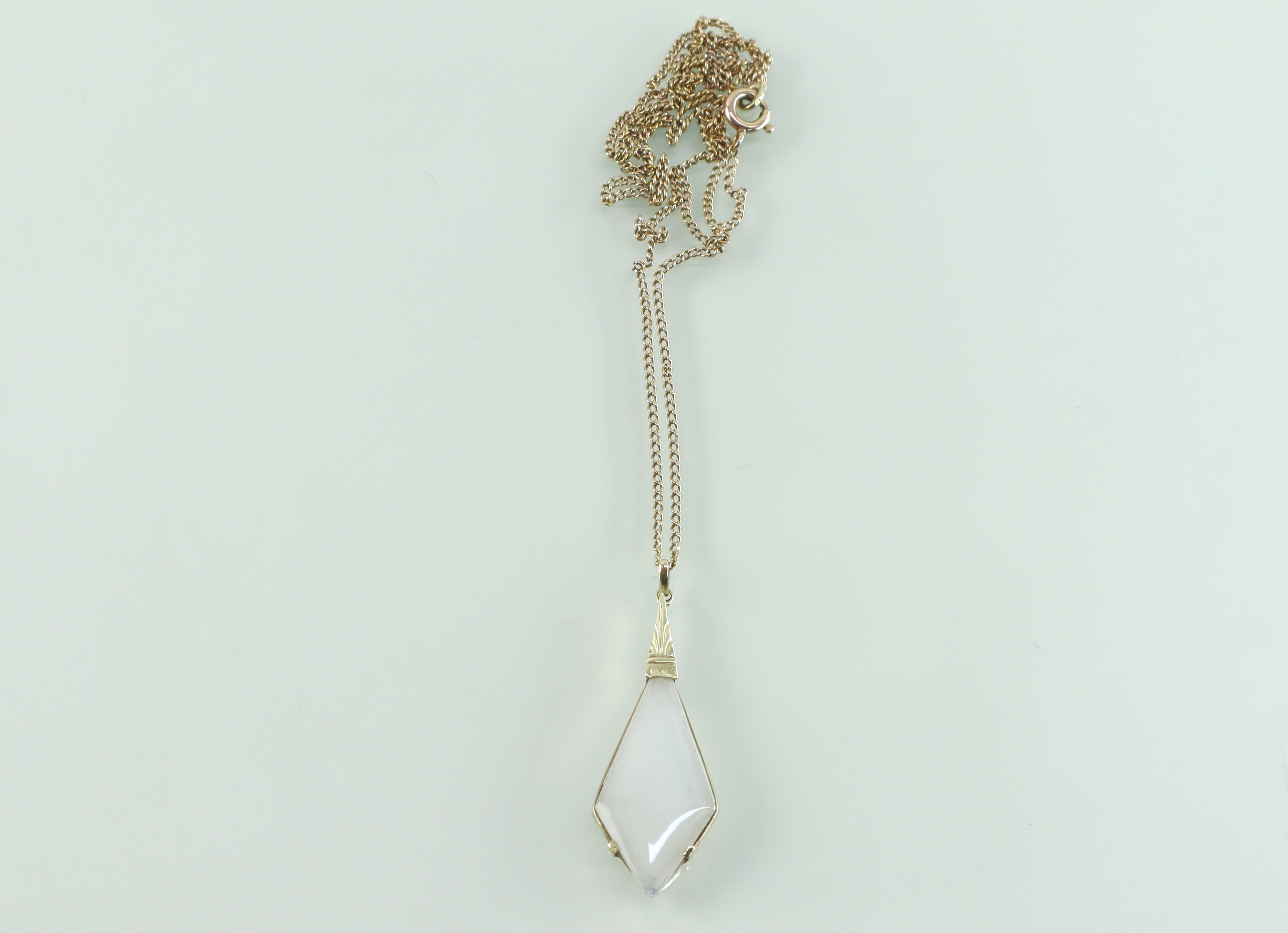 Art Deco gouden hanger maansteen aan collier