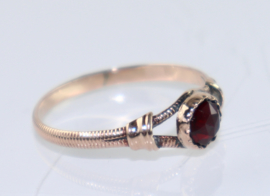 Antieke Nederlandse gouden ring met facetgeslepen granaat, 19e eeuw