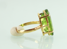 18 karaat gouden ring met grote 10 ct. peridot