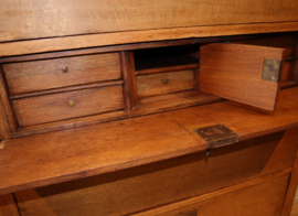 Antieke chiffonière met bureaugedeelte