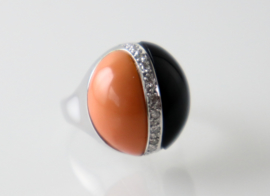 Art Deco ring met onyx, koraal en diamant