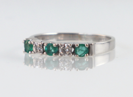 Witgouden rijring met smaragd en diamant