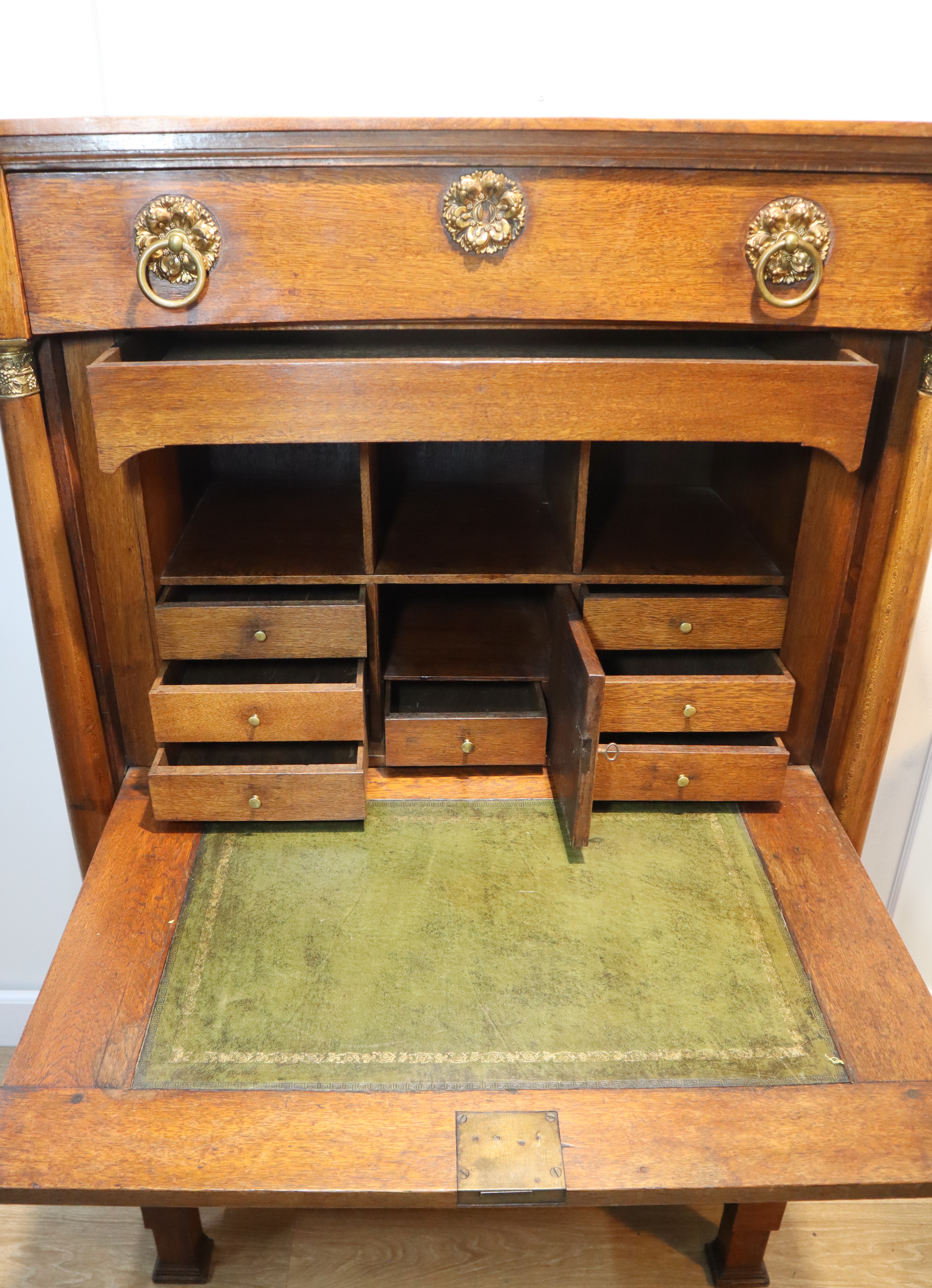 Antieke secretaire à abbatant met lederen schrijfblad