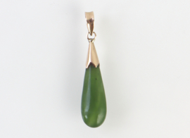 Gouden hanger met druppelvormige jade