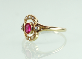 Antieke 18 karaat gouden ring met robijn en zaadparels