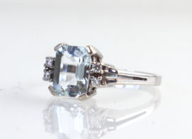 Witgouden ring met blauwe topaas en briljant
