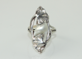 Antieke zilveren Jugendstil ring met bladmotieven en parelmoer