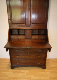 Antiek secretaire met boekenopstand, 18e eeuw.