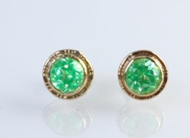 Bijzondere vintage gouden oorknoppen met annagroen glas