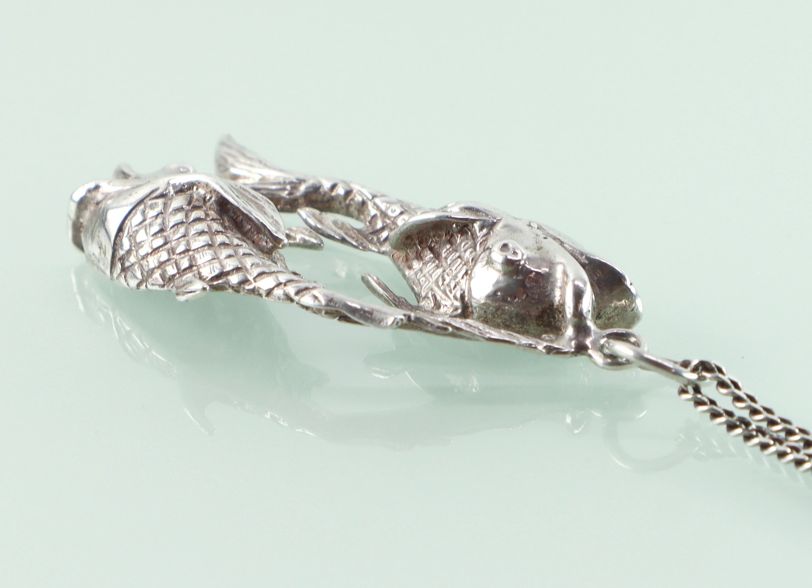 Grote vintage hanger vissen aan collier