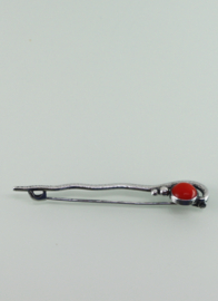 Gehamerde zilveren broche bloedkoraal Art Deco ca. 1930