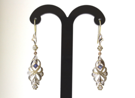 Elegante lange oorbellen van goud met diamant en saffier