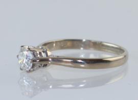 Antieke 18 karaat gouden ring met solitair diamant.