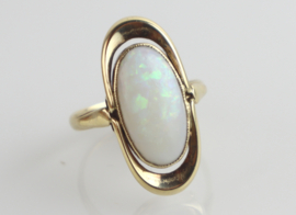 Vintage gouden ring met ovale opaal, jaren ’60.