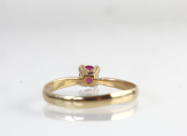 18 karaat gouden ring met solitair robijn