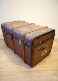 Antieke hutkoffer met houten banden