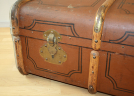 Antieke reiskoffer met houten banden