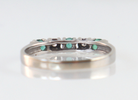 Witgouden rijring met smaragd en diamant