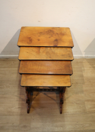 Antiek mimisetje/Quartetto tafels, 19e eeuw.