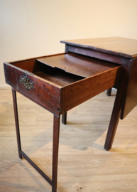 Antiek tekentafeltje, sidetable